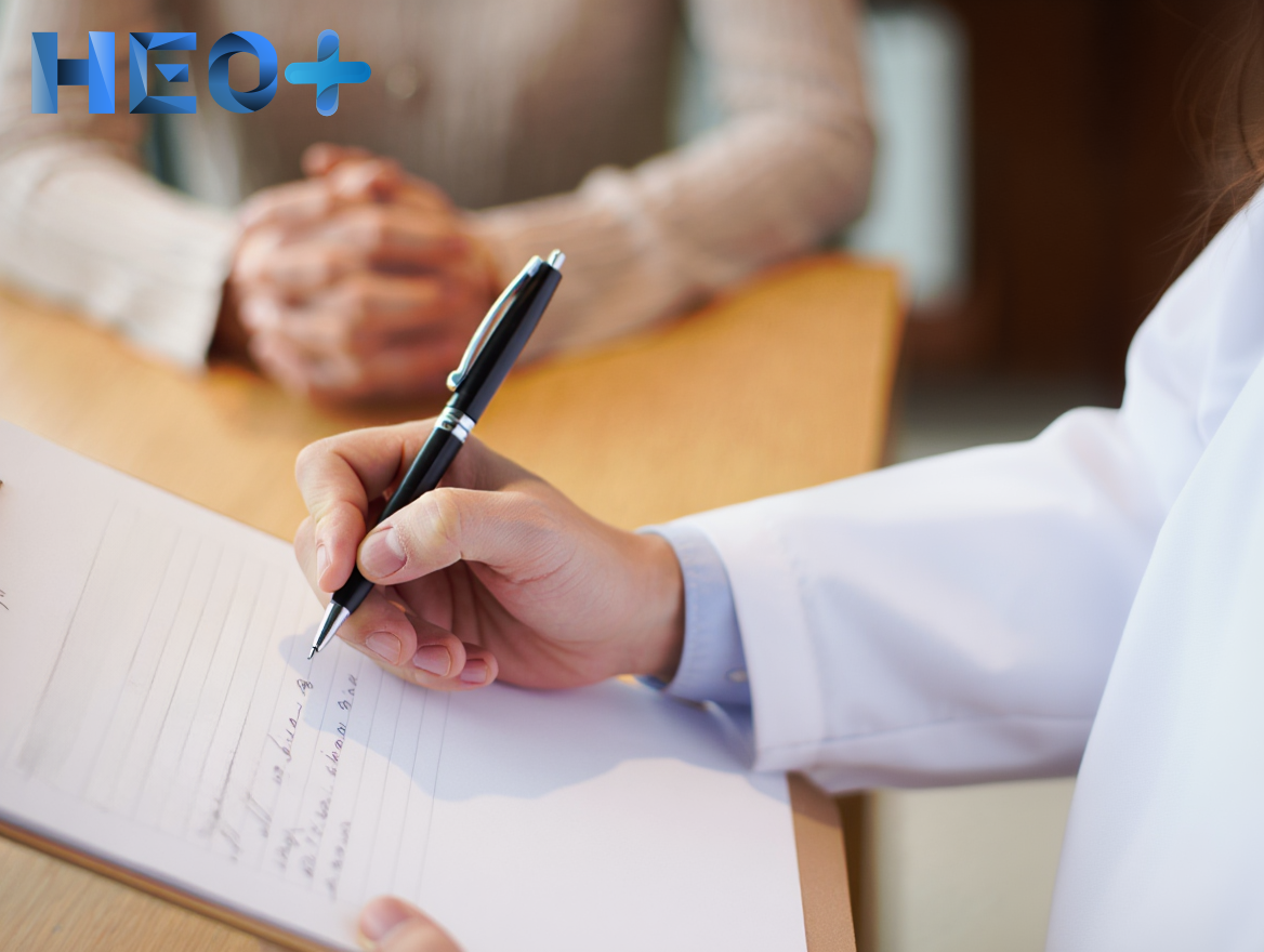 Врач что-то записывает в блокнот